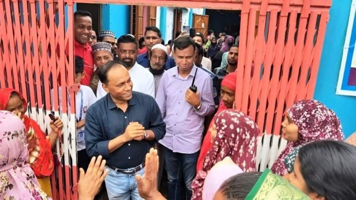 নেত্রকোনায় হঠাৎ স্কুল পরিদর্শনে গিয়ে অভিভাবকদের সঙ্গে কথা বলছেন ডেপুটি স্পিকার