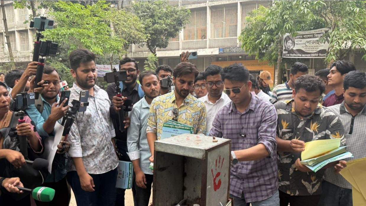 ঢাবি ছাত্রদলের সিনিয়র যুগ্ম সাধারণ সম্পাদক মো. নাছির উদ্দিন শাওনের নেতৃত্বে ডেঙ্গু সচেতনতা ক্যাম্পেইন