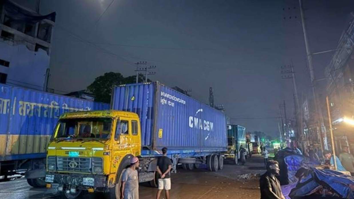 মহাসড়ক অবরোধ করে দুই গ্রামের সংঘর্ষ, দীর্ঘ যানজট