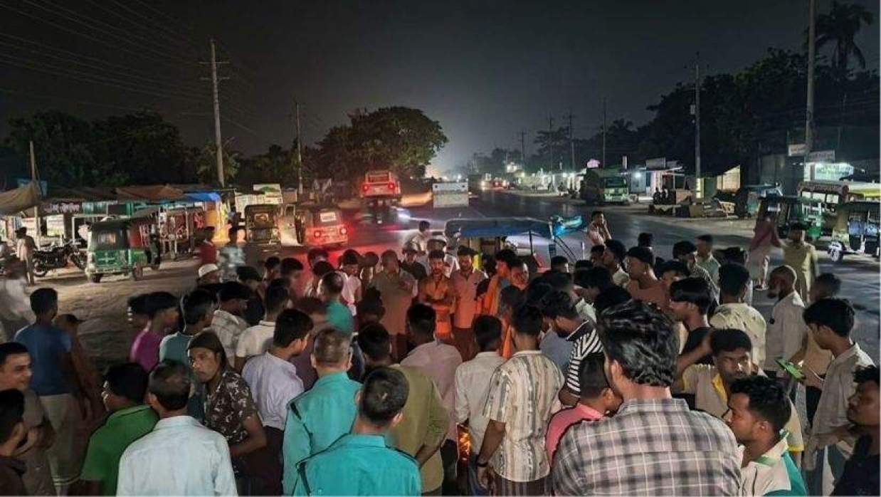 ছিনতাইকারীকে গণধোলাই দিয়ে ব্যবহৃত মোটরসাইকেল জ্বালিয়ে দিল জনতা