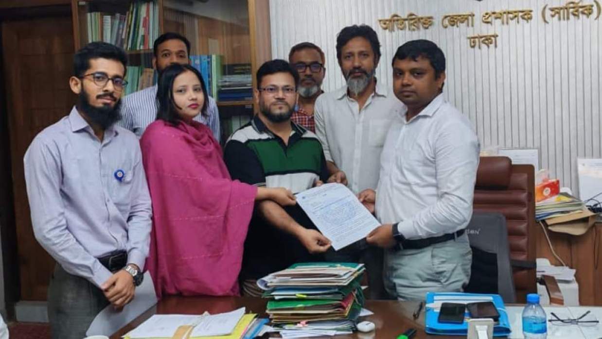 ঢাকা জেলা প্রশাসকের মাধ্যমে স্মারকলিপি দেন পে-স্কেল নেতারা