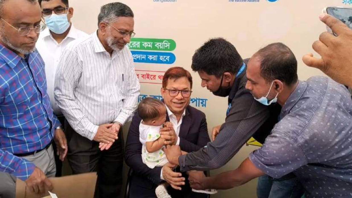 হামের জরুরি টিকাদান কর্মসূচি উদ্বোধন করছেন স্বাস্থ্যেসবা বিভাগের সচিব মো. কামরুজ্জামান চৌধুরী। রবিবার সকালে পাবনা সদর উপজেলার চরঘোষপুর গ্রামে