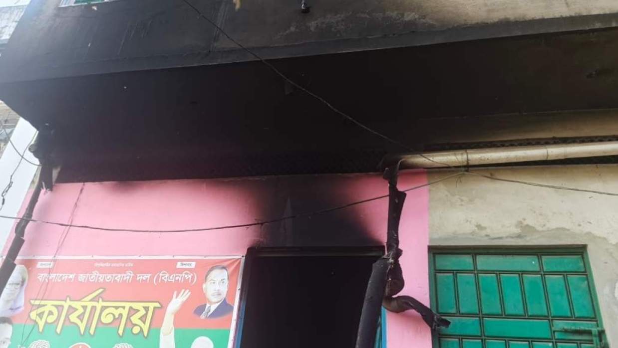 টেকনাফে বিএনপির কার্যালয়ে আগুন