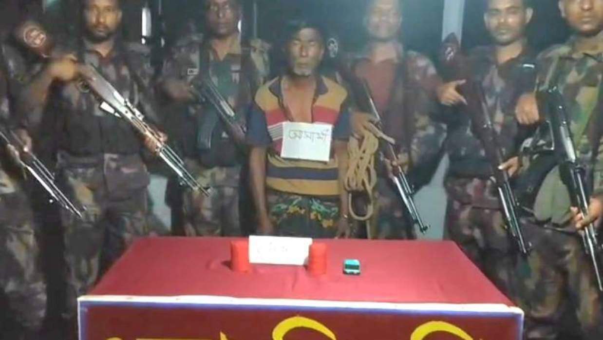 মেহেরপুরে হাতবোমা, ভারতীয় মদসহ আটক ১