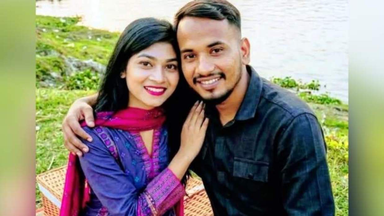 অনশনরত স্বামীর হাত ধরে ঘরে ফিরলেন সেই তরুণী