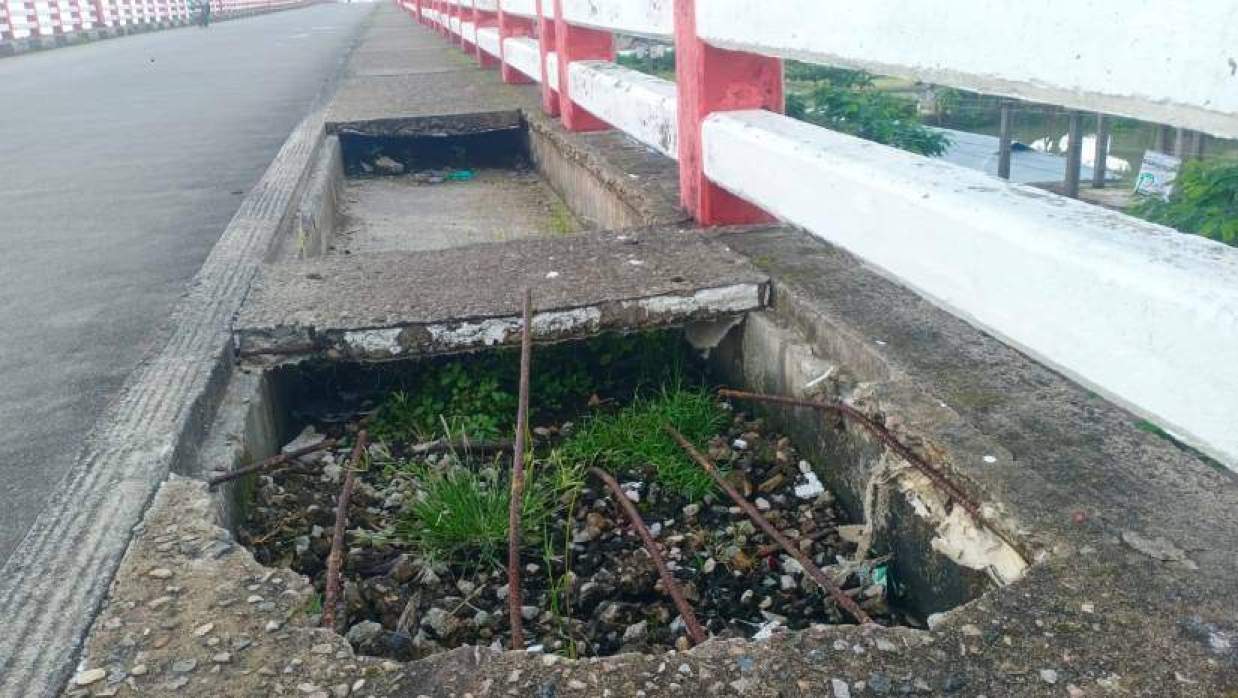 মরণফাঁদে পরিণত আন্ধারমানিক সেতুর ফুটপাত, ঝুঁকিতে পথচারীরা