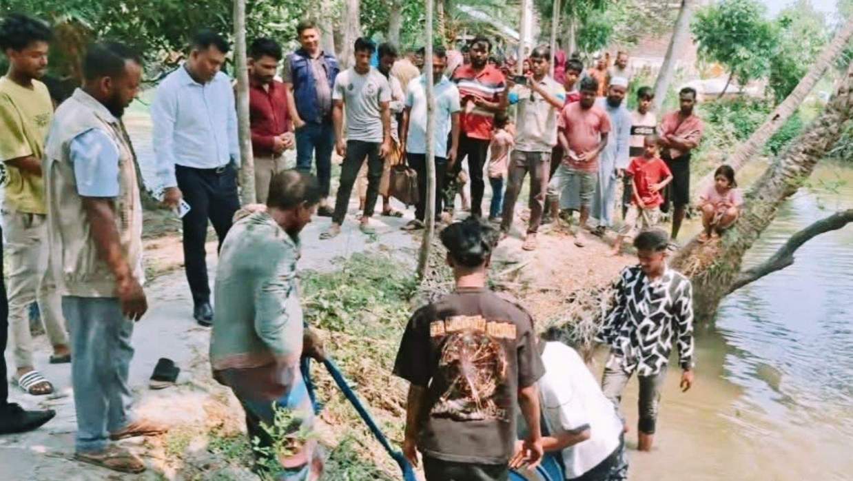 পুকুর থেকে উদ্ধার করা হচ্ছে ডিজেল