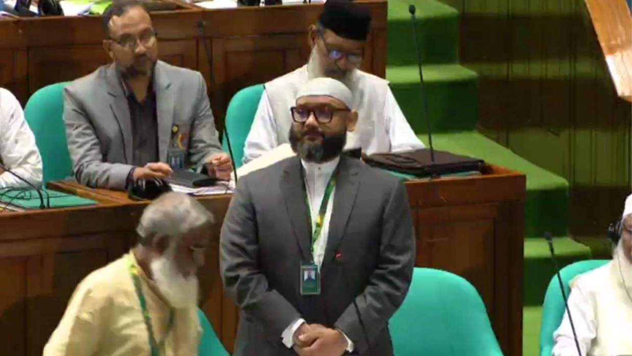 সংসদে কথা বলছেন ব্যারিস্টার আহমদ বিন কাসেম আরমান