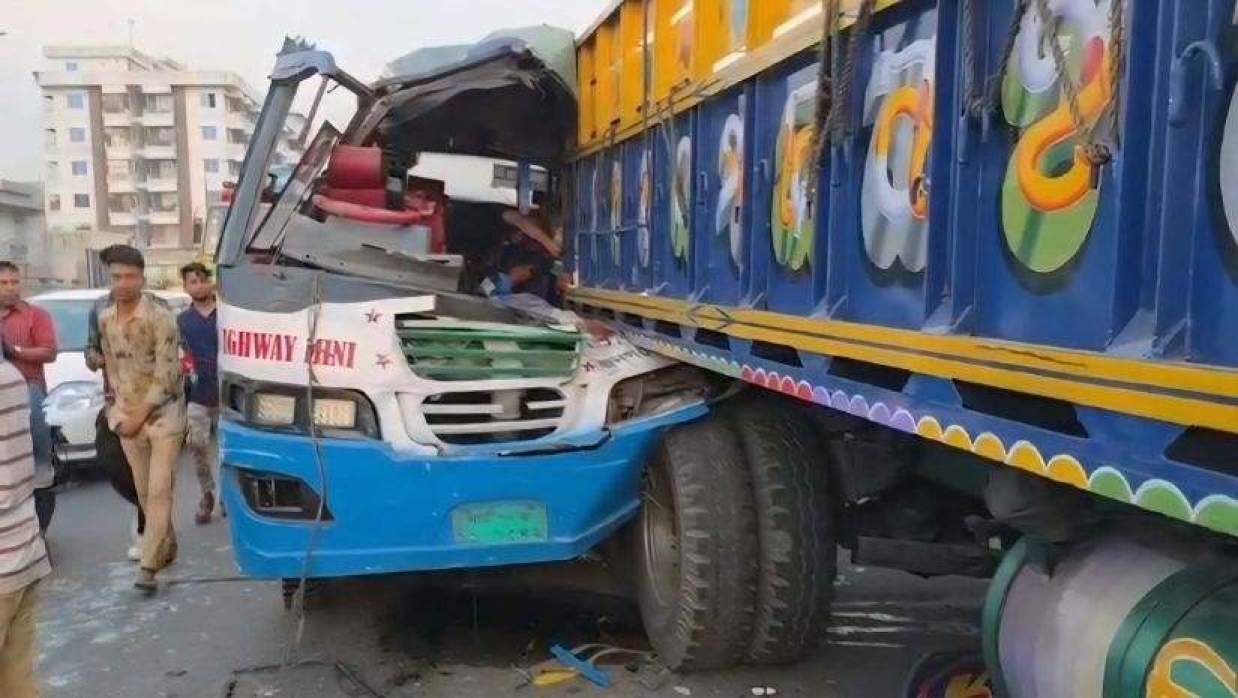  দুর্ঘটনাকবলিত বাস ও ট্রাক