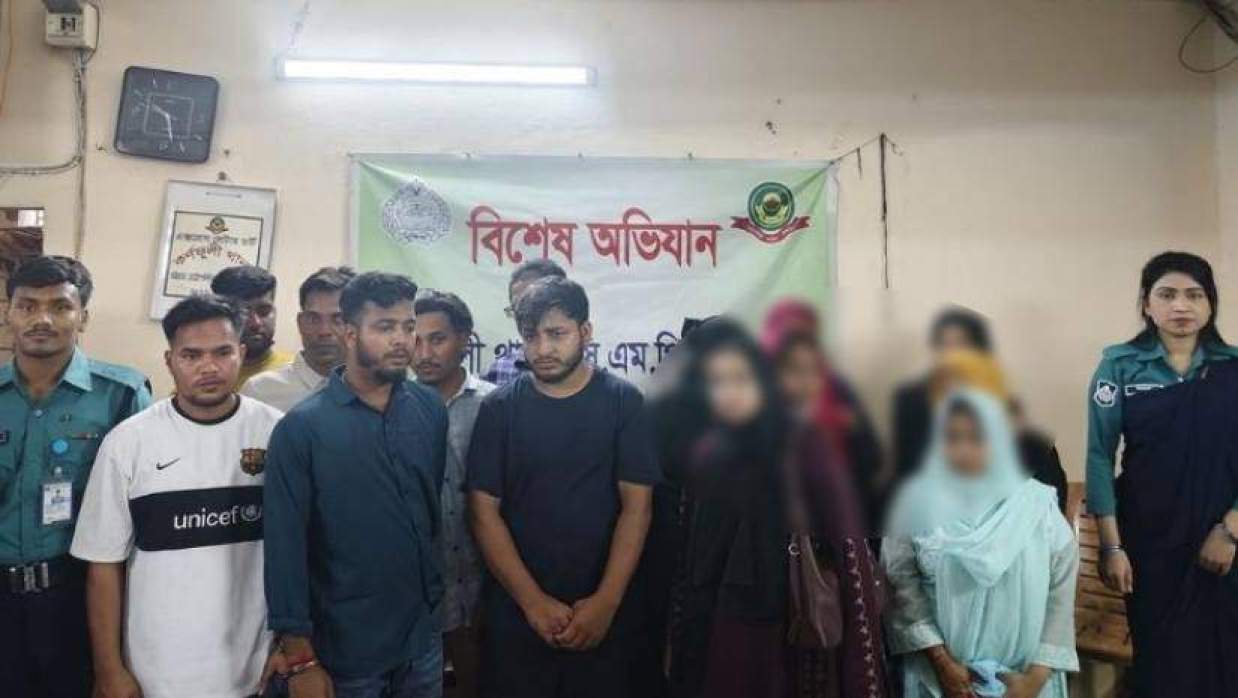 পুলিশের অভিযানে আটকৃতরা