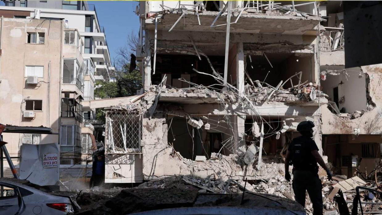 ইরানের ক্ষেপণাস্ত্র হামলায় কেঁপে উঠল ইসরায়েল, আহত ৪