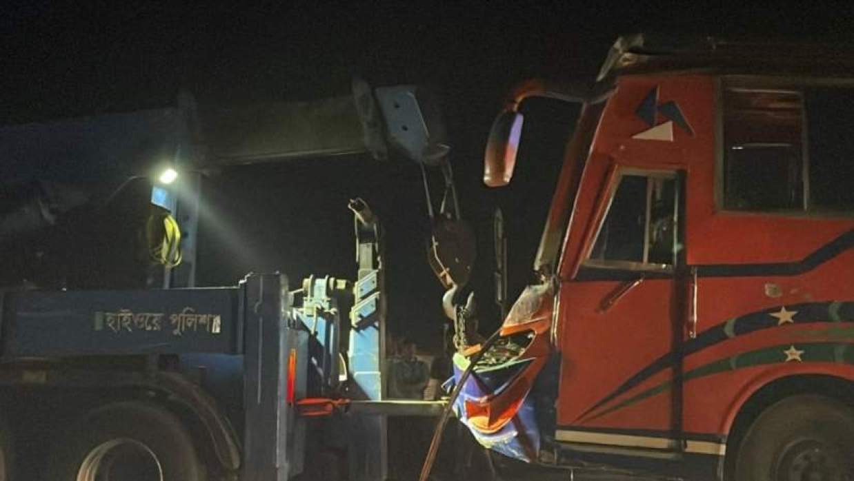 ওরশ থেকে ফেরার পথে কাভার্ড ভ্যানের পেছনে বাসের ধাক্কা, আহত ১৪