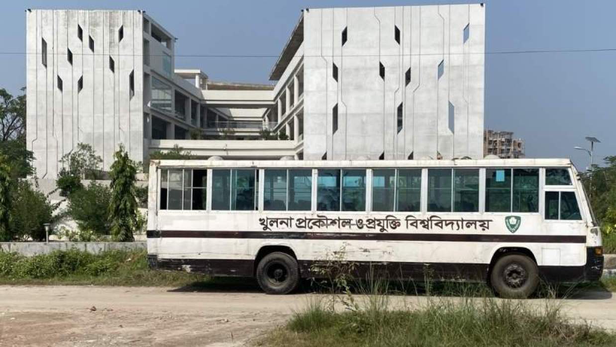 জ্বালানি সংকটে কুয়েটের বাস ট্রিপ হ্রাস, ভোগান্তিতে শিক্ষার্থীরা