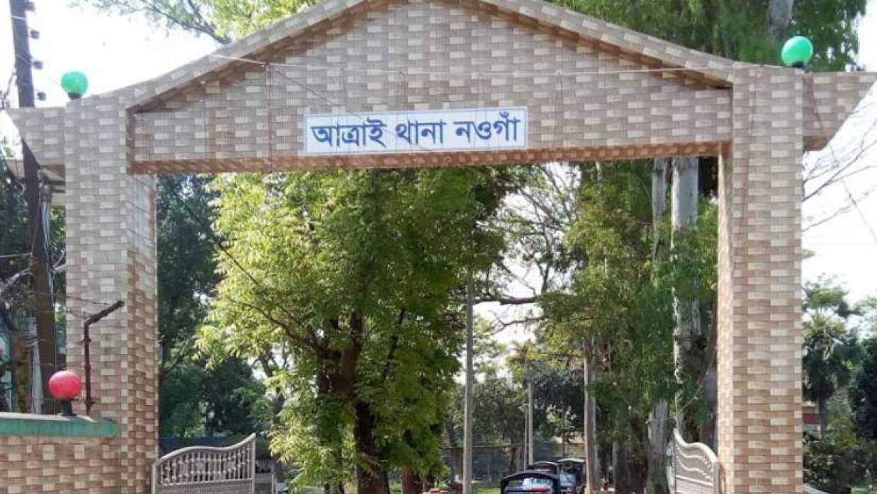 নওগাঁয় চলন্ত ট্রেন থেকে নামতে গিয়ে পুলিশ সদস্যের ২ পা বিচ্ছিন্ন