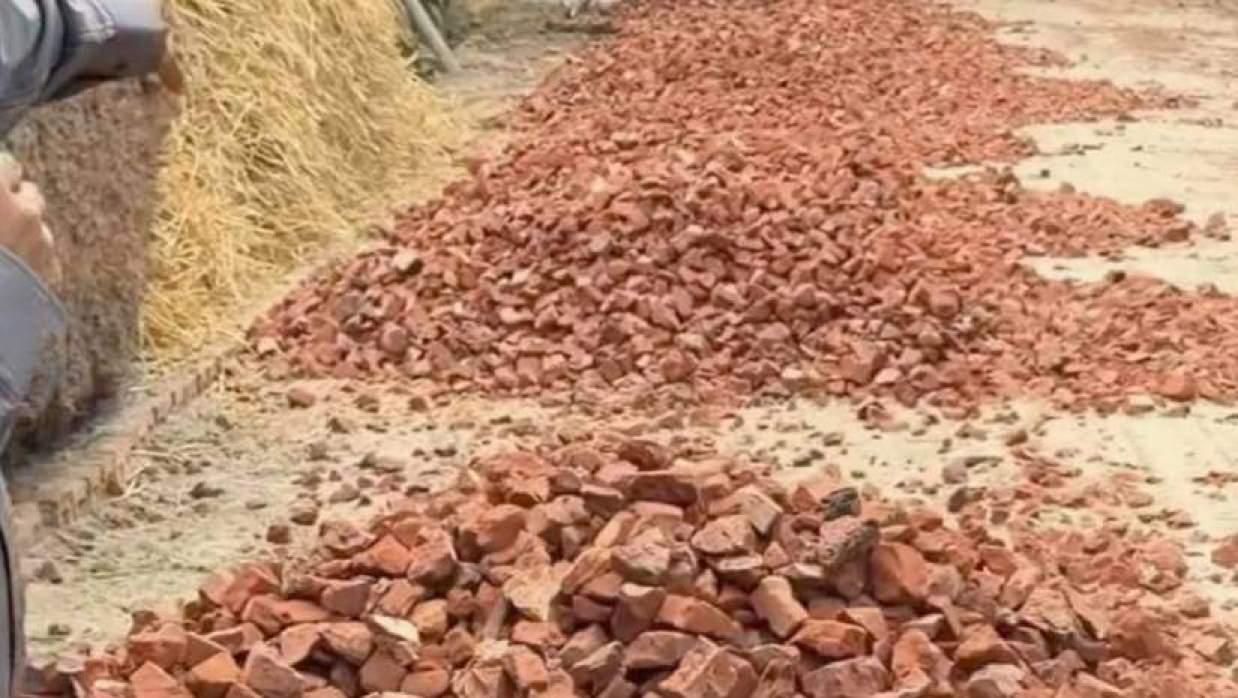 ভেড়ামারা-ধানুয়াঘাট সড়ক সংস্কার কাজে ব্যবহৃত করা হচ্ছে নিম্নমানের খোয়া