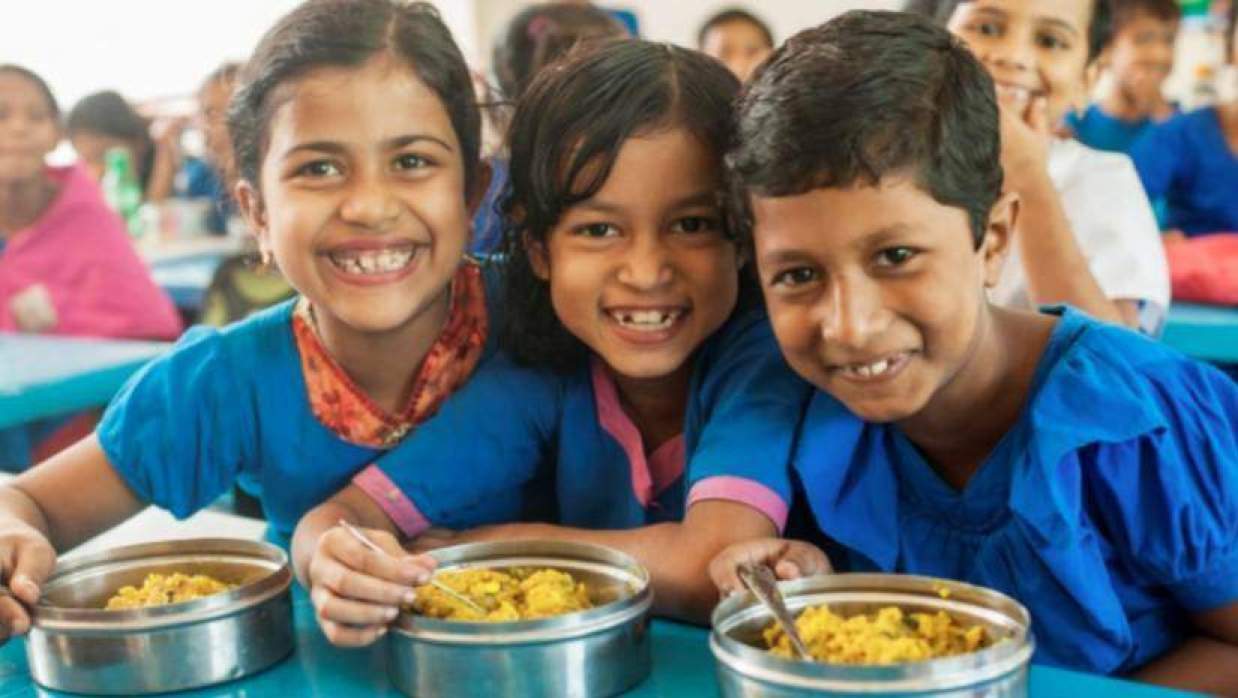 স্কুল ফিডিংয়ে পুষ্টিকর খাবার পাচ্ছে শিশুরা