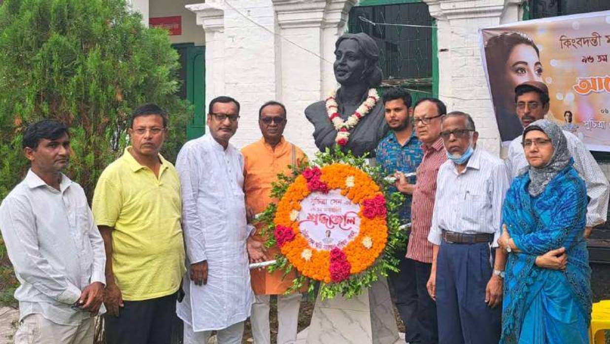 সুচিত্রা সেনের ম্যূরালে পুষ্পমাল্য অর্পণ করছেন সাংস্কৃতিক কর্মীরা। সোমবার দুপুরে পাবনা শহরের হেমসাগর লেনে মহানায়িকার পৈতৃক বাড়িতে