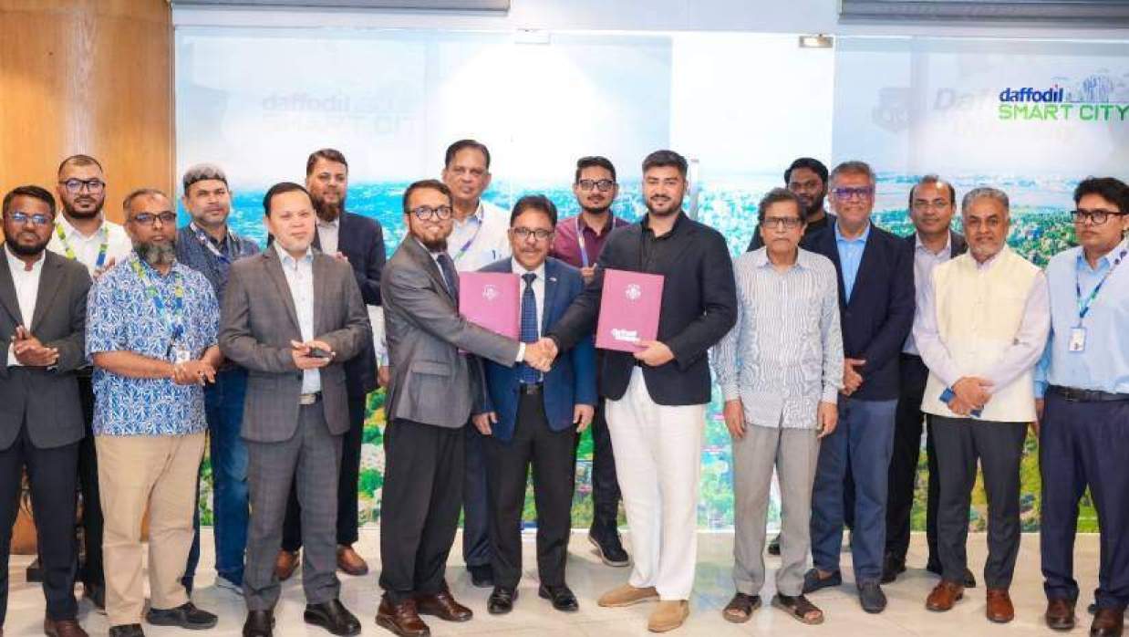 চুক্তি স্বাক্ষর অনুষ্ঠানে ড্যাফোডিল ইন্টারন্যাশনাল ইউনিভার্সিটি ও প্যারামাউন্ট গ্রুপের কর্মকর্তারা উপস্থিত ছিলেন