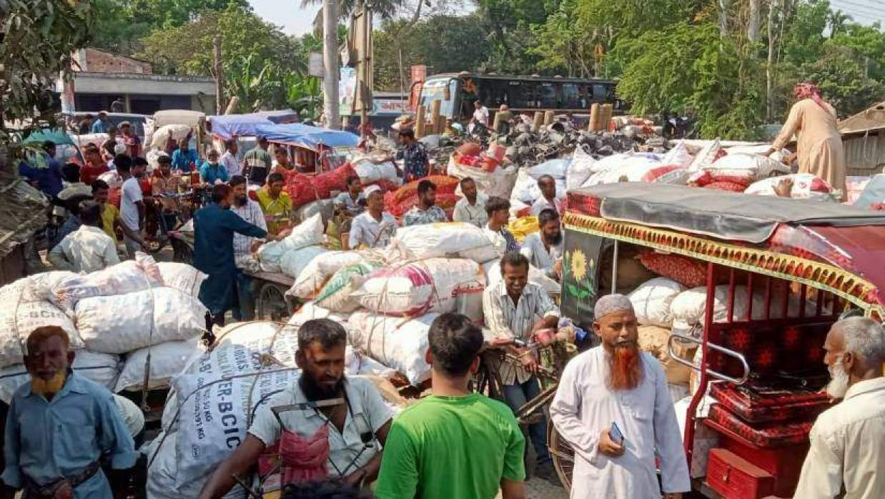 ঢাকা-খুলনা মহাসড়কে যানজটে আটকে পড়া যানববাহন