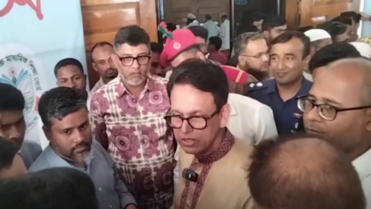 সাংবাদিকদের সঙ্গে কথা বলছেন শিক্ষামন্ত্রী