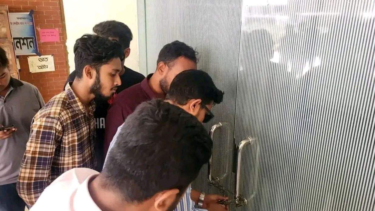 প্রক্টরের পদত্যাগের দাবিতে প্রশাসনিক ভবনে তালা