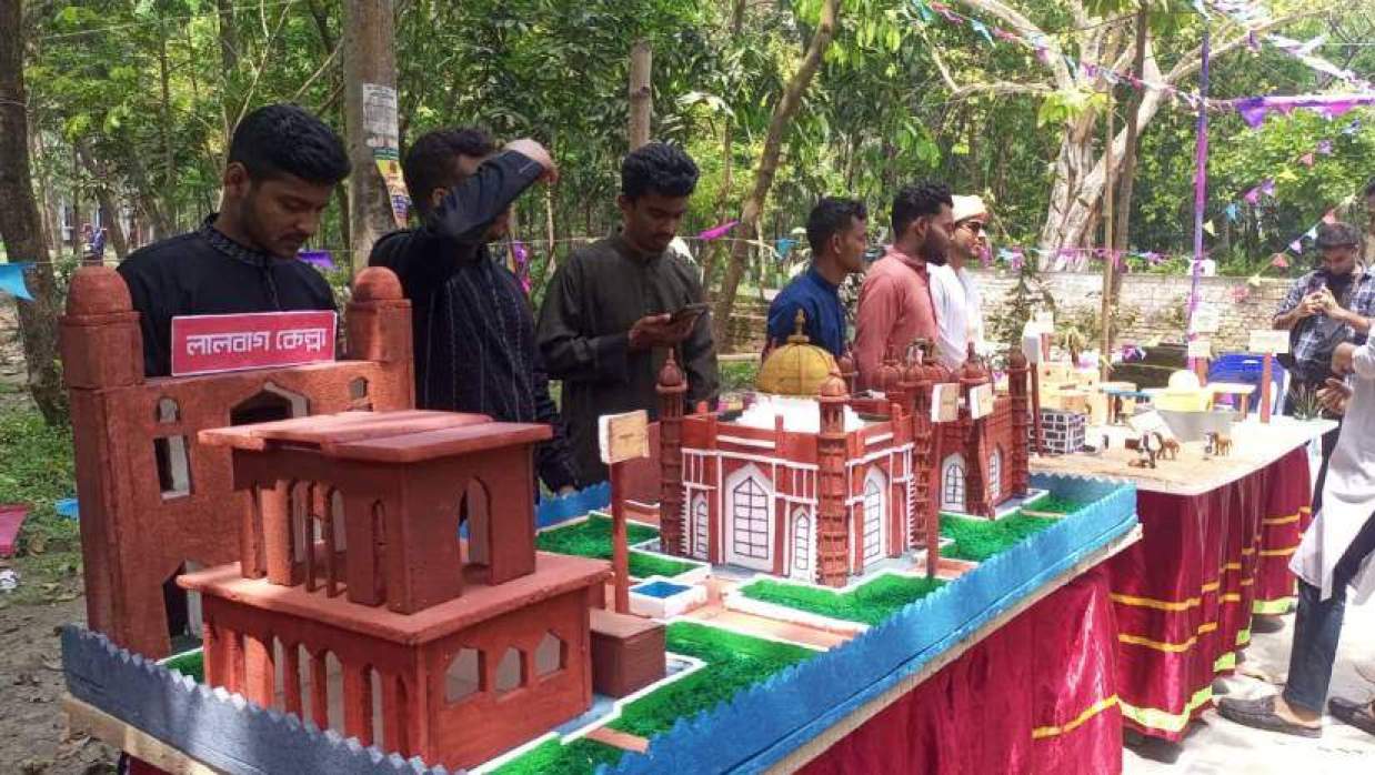 বিশ্ববিদ্যালয়ের মিডিয়া চত্বর ও কবি হেয়াত মামুদ ভবনের মধ্যবর্তী এলাকায় শিক্ষার্থীদের প্রদর্শনী