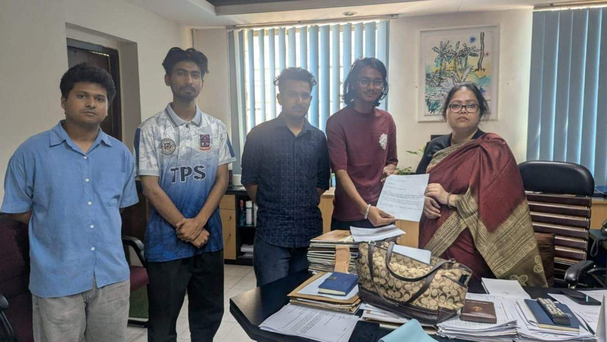 শিক্ষার্থীরা উপ-উপাচার্য অধ্যাপক ড সায়মা হক বিদিশাকে স্মারকলিপি দেন