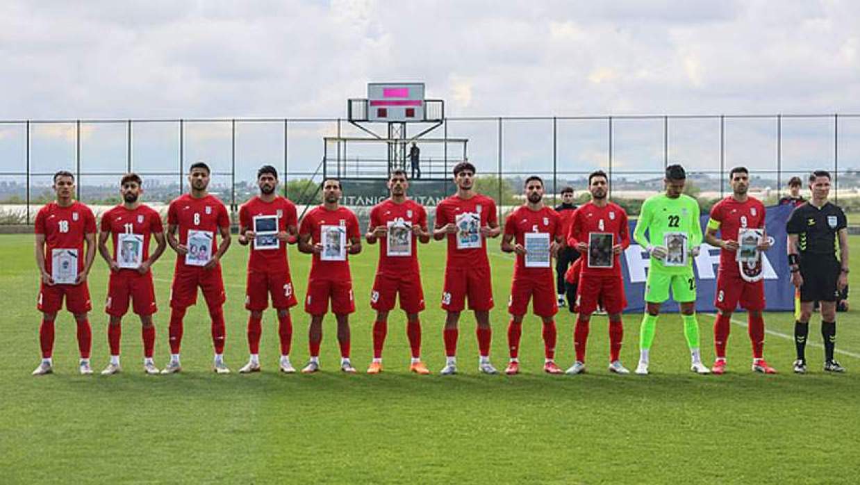 নিহতদের ছবি নিয়ে আসে ইরান ফুটবল দল