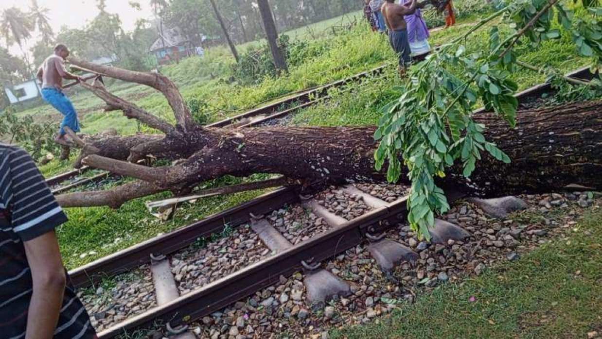 বৈরী আবহাওয়ায় বিপর্যস্ত রেলপথ, নোয়াখালী-ঢাকা ট্রেন চলাচল অচলাবস্থা