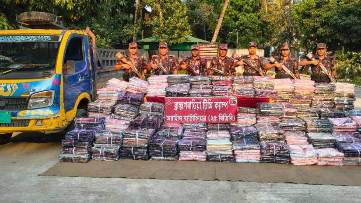 বিজিবির অভিযানে বিপুল পরিমাণ ভারতীয় শাড়ি জব্দ