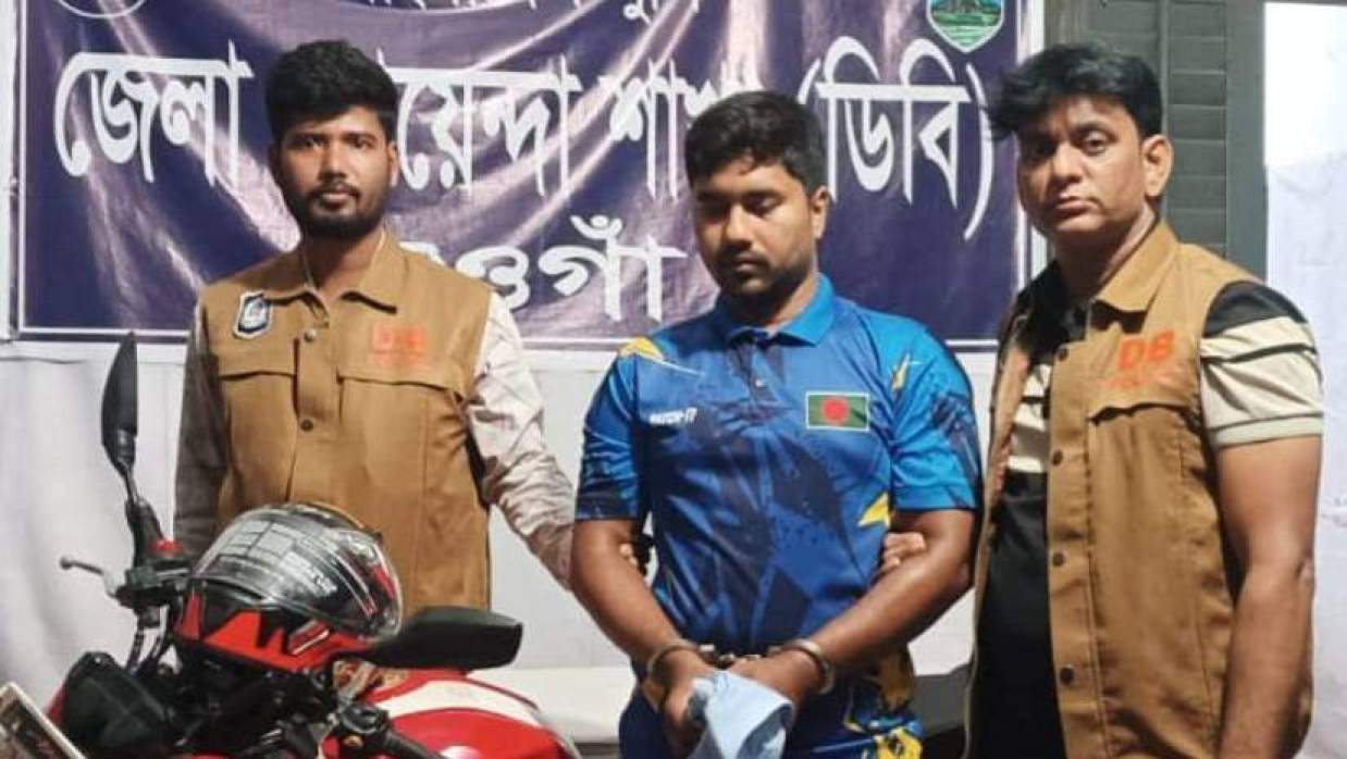 স্কুলছাত্রীকে ইভটিজিংয়ের অভিযোগে যুবক আটক