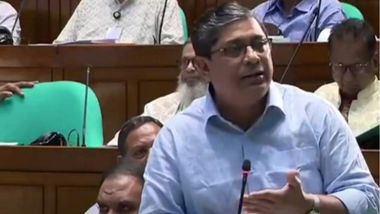 লন্ডনে তারেক রহমানকে ‘ট্রফি’ দিয়ে নির্বাচনের তারিখ নিয়ে আসেন ড. ইউনূস