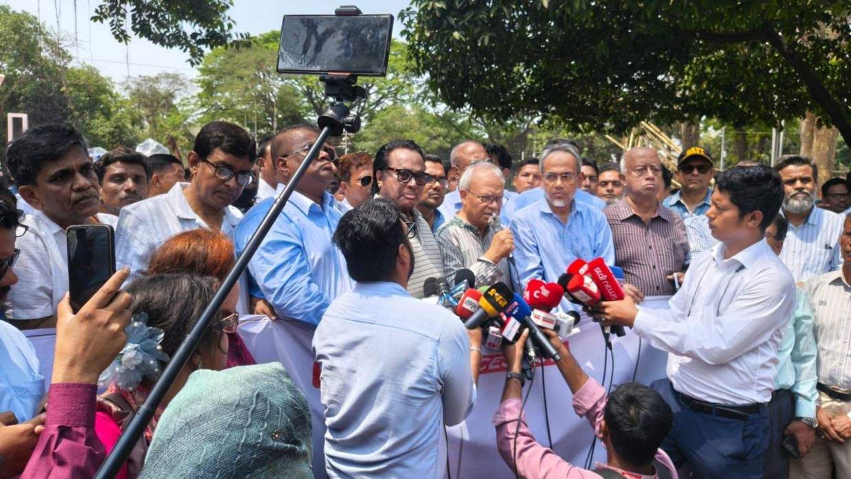 প্রধানমন্ত্রীর রাজনৈতিক বিষয়ক উপদেষ্টা ও বিএনপির সিনিয়র যুগ্ম মহাসচিব রুহুল কবির রিজভী