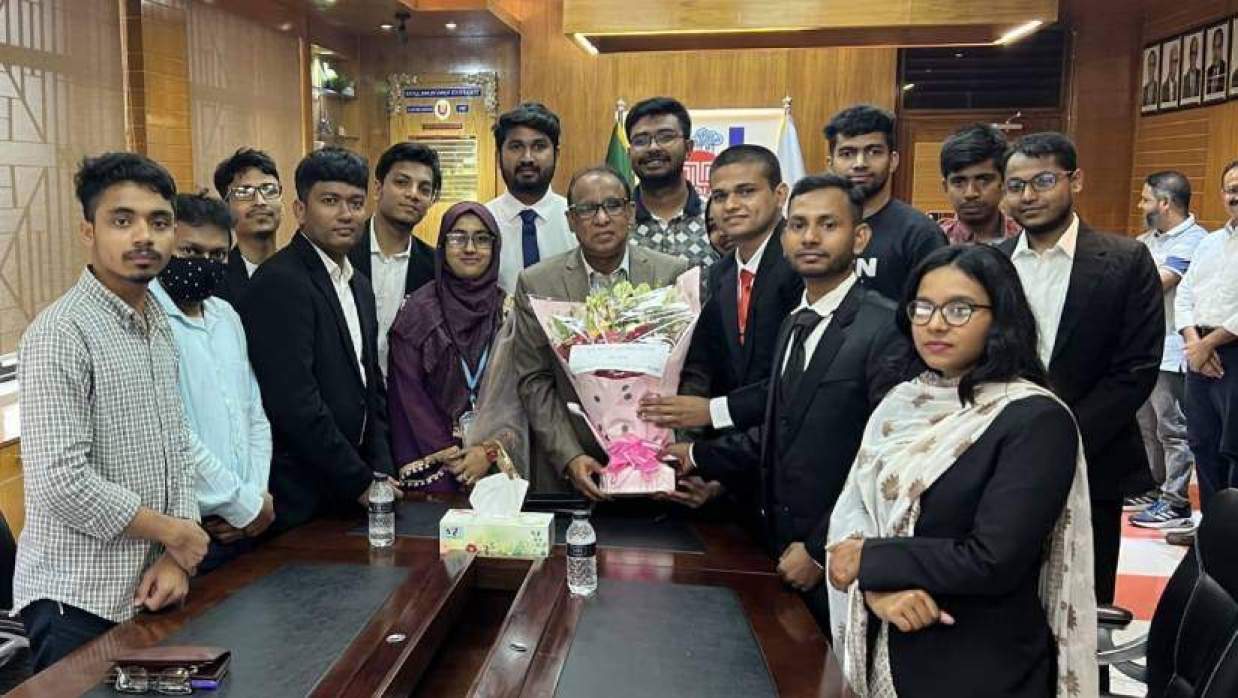 ৫ দফা দাবিতে উপাচার্যকে ‘স্কুল অব ল’র বাউবি শিক্ষার্থীদের স্মারকলিপি