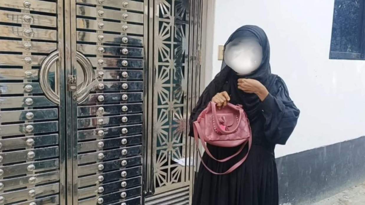 চাঁদপুরে বিয়ের দাবিতে তরুণীর অনশন, পরিবারসহ পলাতক প্রেমিক