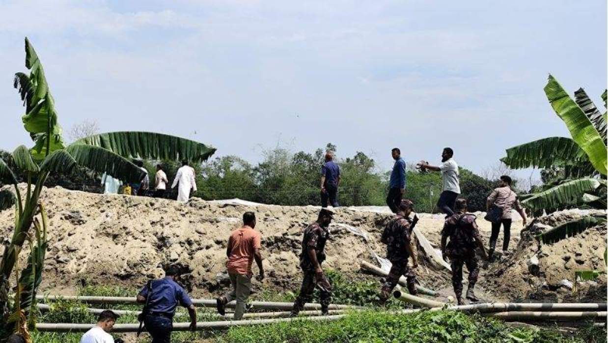 বালু উত্তোলনকারীদের বিরুদ্ধে  অভিযান