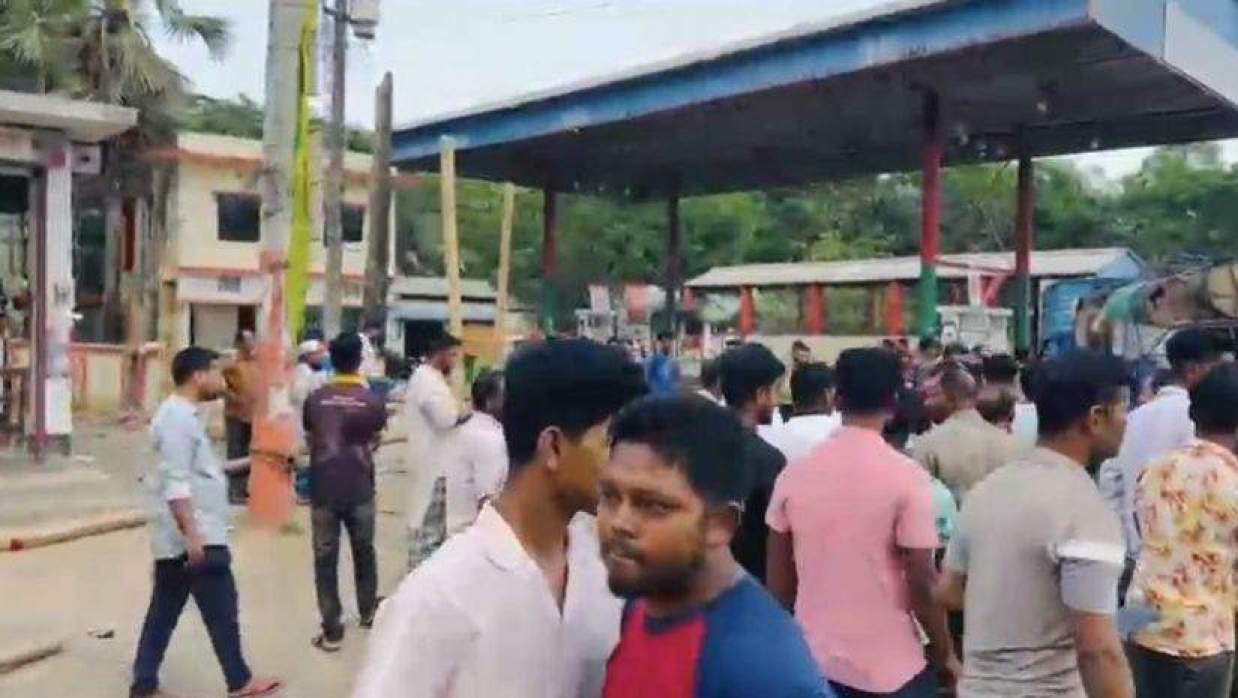  ফিলিং স্টেশনে হামলা ও ভাঙচুরের ছবি