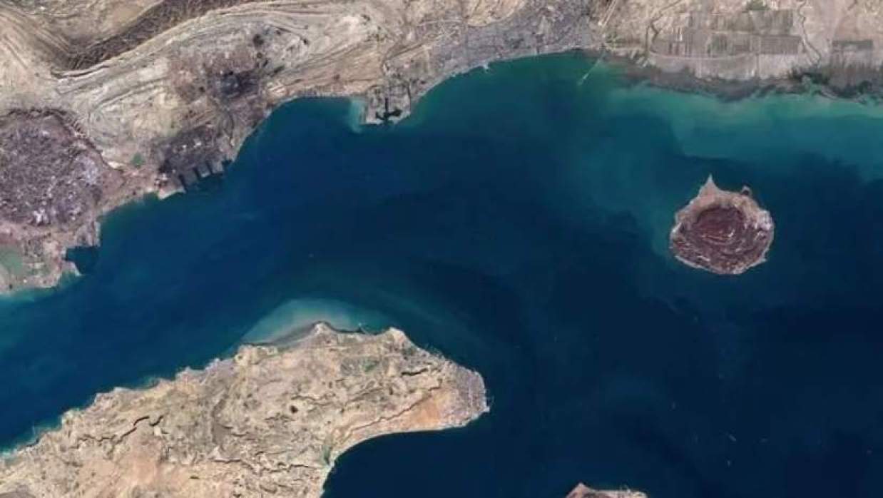 হরমুজ থেকে মালাক্কা, যে পাঁচ সরু সমুদ্রপথের ওপর নির্ভরশীল বিশ্বের বাণিজ্য