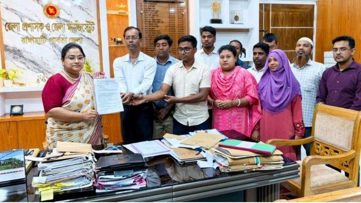 নবম পে-স্কেল বাস্তবায়নের দাবিতে প্রধানমন্ত্রী বরাবর স্মারকলিপি প্রদান