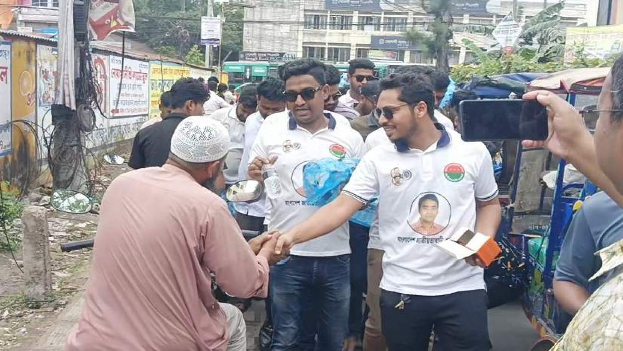 তেলের জন্য অপেক্ষমাণ বাইকারদের পানি-স্যালাইন দিল ছাত্রদল