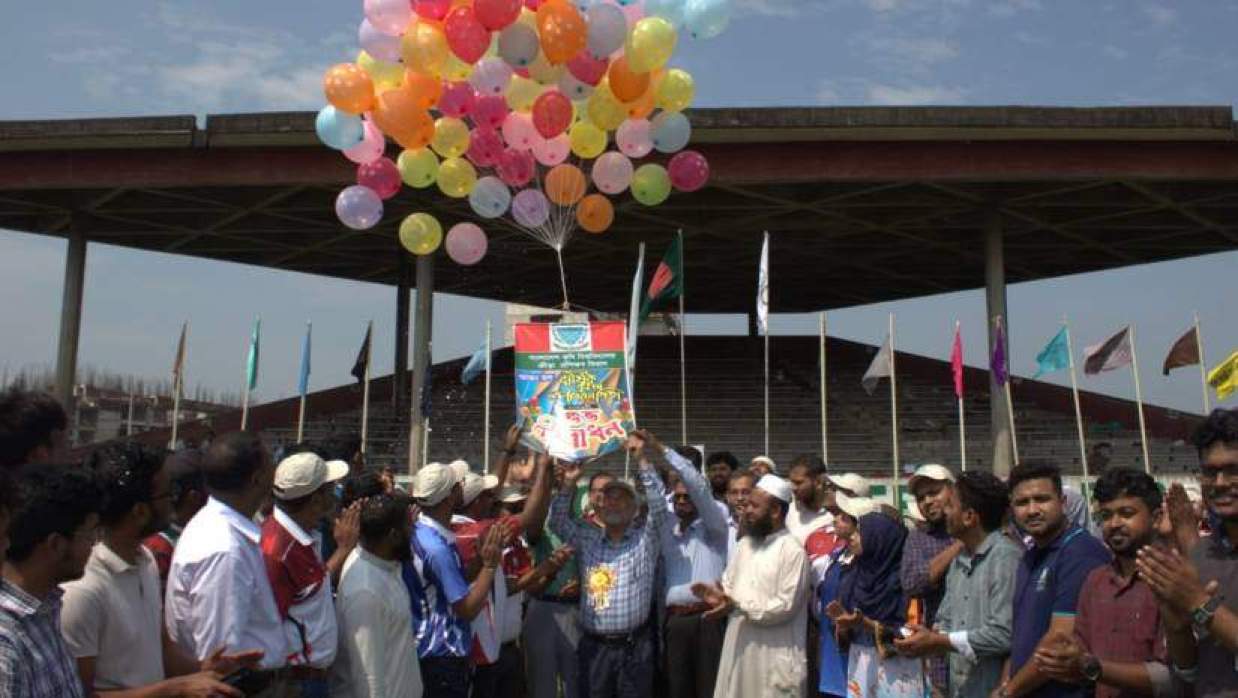 উপাচার্য জাতীয় পতাকা ও বেলুন উত্তোলনের মাধ্যমে প্রতিযোগিতার আনুষ্ঠানিক উদ্বোধন করেন