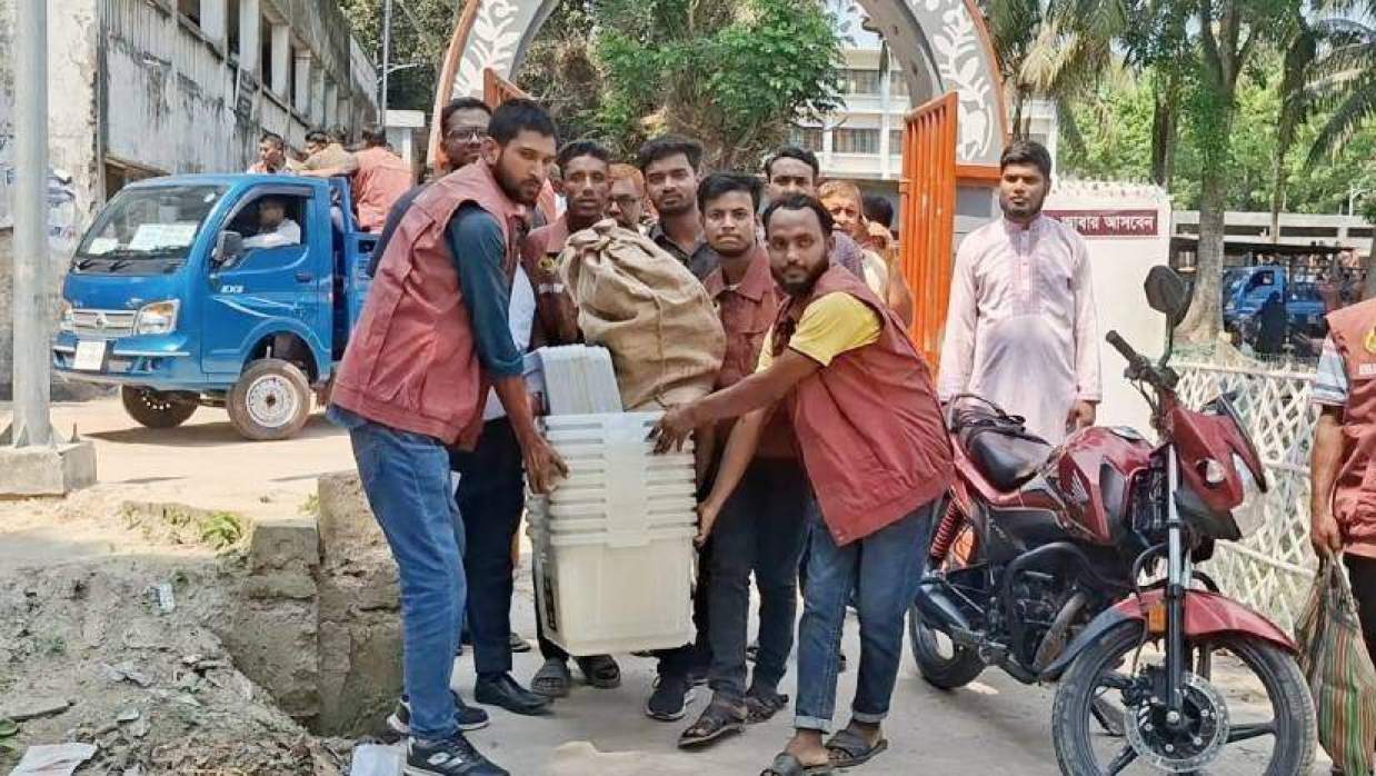 নির্বাচনী সরঞ্জাম নিয়ে যাওয়া হচ্ছে