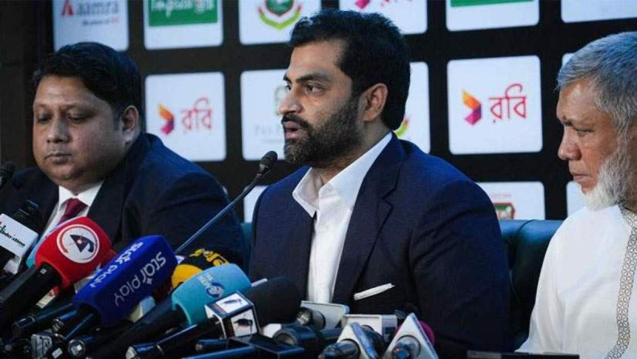 সংবাদ সম্মেলনে বক্তব্য দিচ্ছেন তামিম ইকবাল  