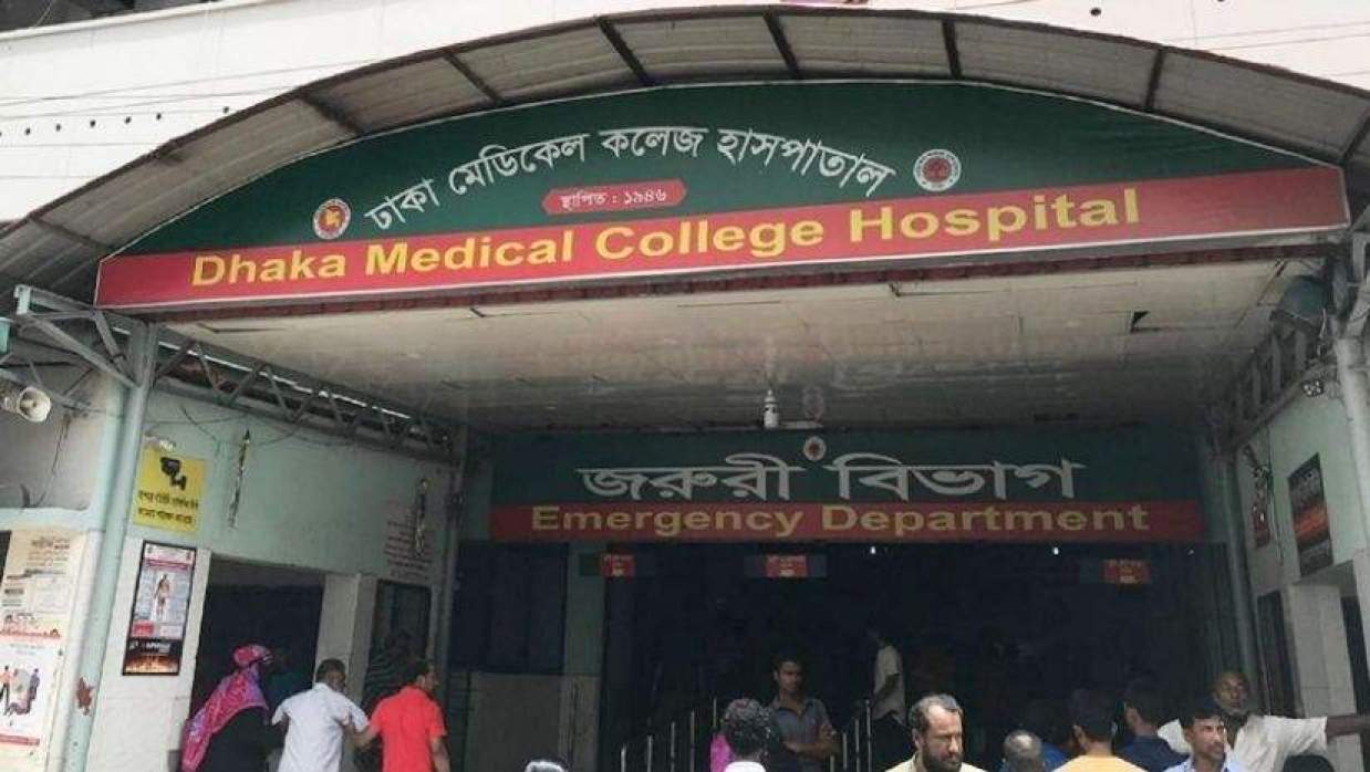 ঢামেক হাসপাতালে চিকিৎসকদের সাথে ঢাবি শিক্ষার্থীদের সংঘর্ষ, জরুরি বিভাগ বন্ধ
