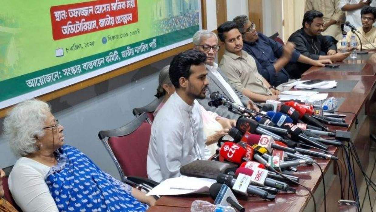 জাতীয় প্রেসক্লাবে ‘অধ্যাদেশ বাতিল এবং গণভোট অস্বীকারের রাজনীতি: সংসদীয় স্বৈরতন্ত্রের যুগে বাংলাদেশ’ শীর্ষক গোলটেবিল বৈঠকে কথা বলছেন আসিফ মাহমুদ 