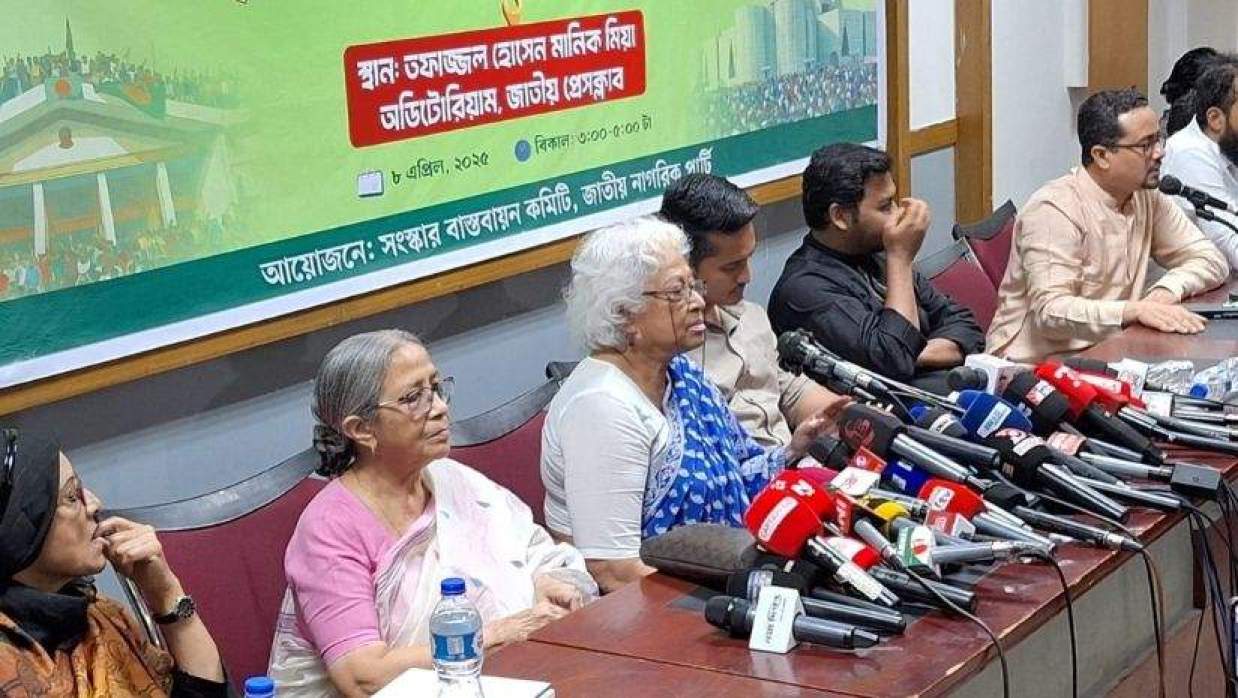 জাতীয় প্রেসক্লাবে ‘অধ্যাদেশ বাতিল এবং গণভোট অস্বীকারের রাজনীতি: সংসদীয় স্বৈরতন্ত্রের যুগে বাংলাদেশ’ শীর্ষক গোলটেবিল বৈঠকে কথা বলছেন সাবেক উপদেষ্টা ফরিদা আখতার