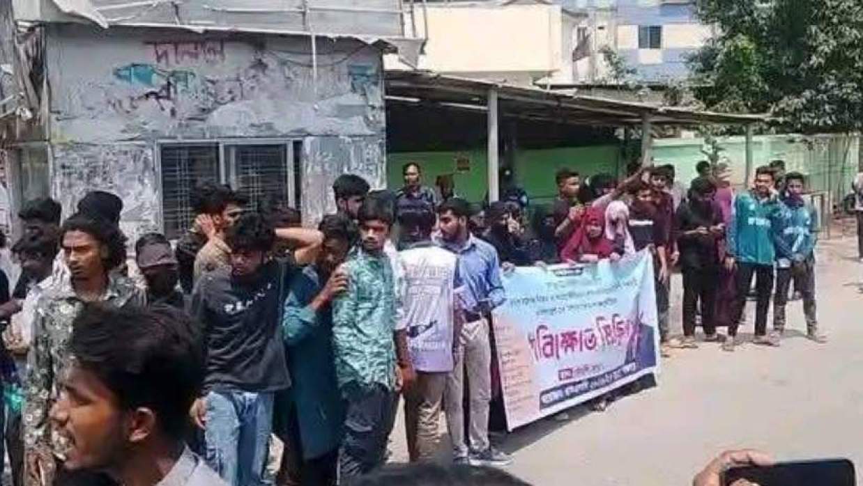 শিক্ষামন্ত্রীর পদত্যাগ দাবি এসএসসি পরীক্ষার্থীদের 