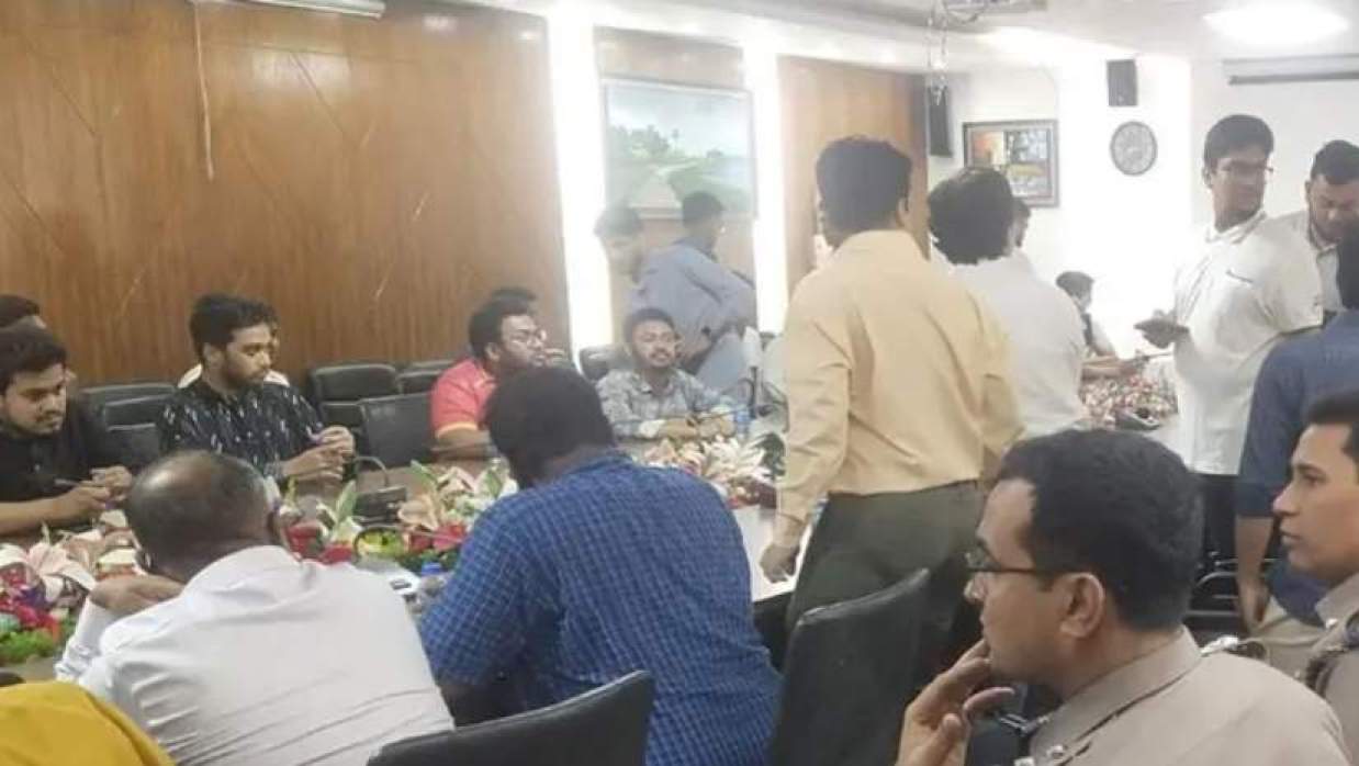 চিকিৎসক-শিক্ষার্থী দ্বন্দ্বে ঢামেক হাসপাতালে জরুরি বৈঠক শুরু