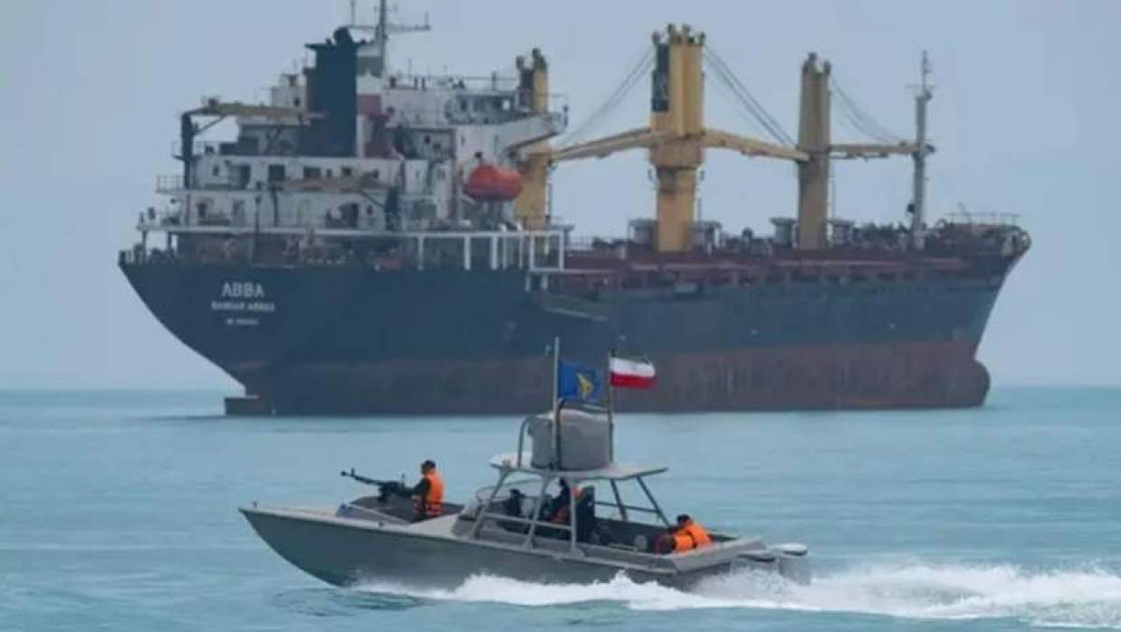 অনুমতি ছাড়া হরমুজ দিয়ে জাহাজ চালালে ধ্বংস করা হবে, সতর্কতা ইরানের নৌবাহিনীর