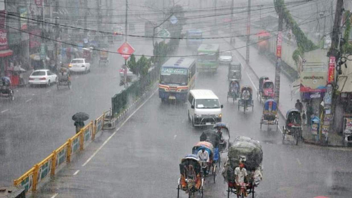 ঢাকায় গুঁড়ি গুঁড়ি বৃষ্টি, যেসব অঞ্চলে তুমুল ঝড় হতে পারে আজ